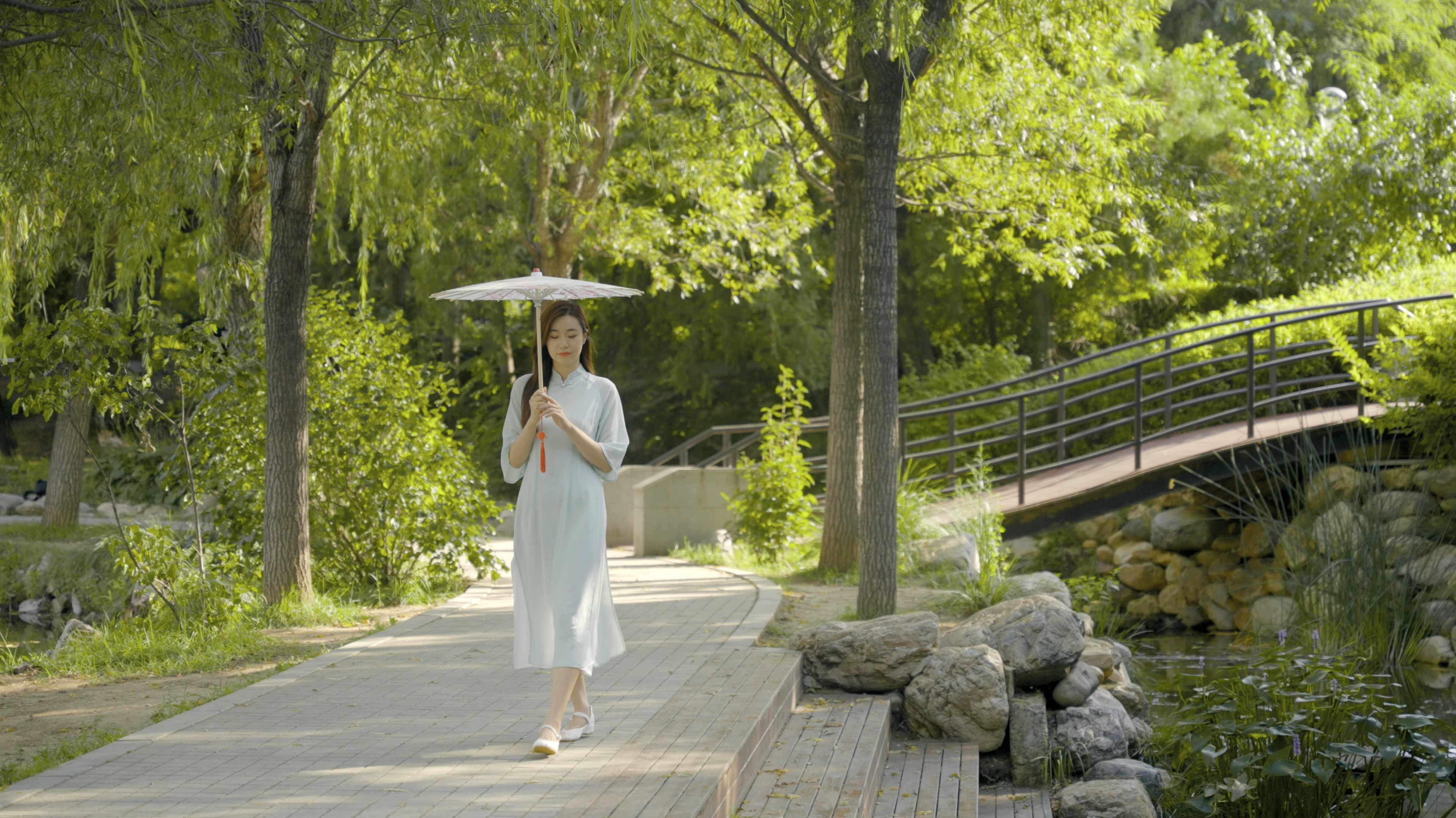 4K旗袍美女园林油纸伞散步视频的预览图