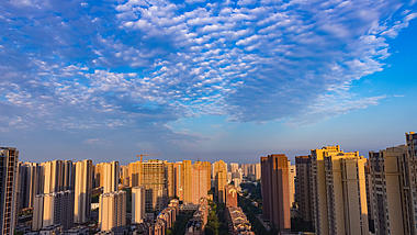 4K早上城市实拍延时天空云朵视频的预览图