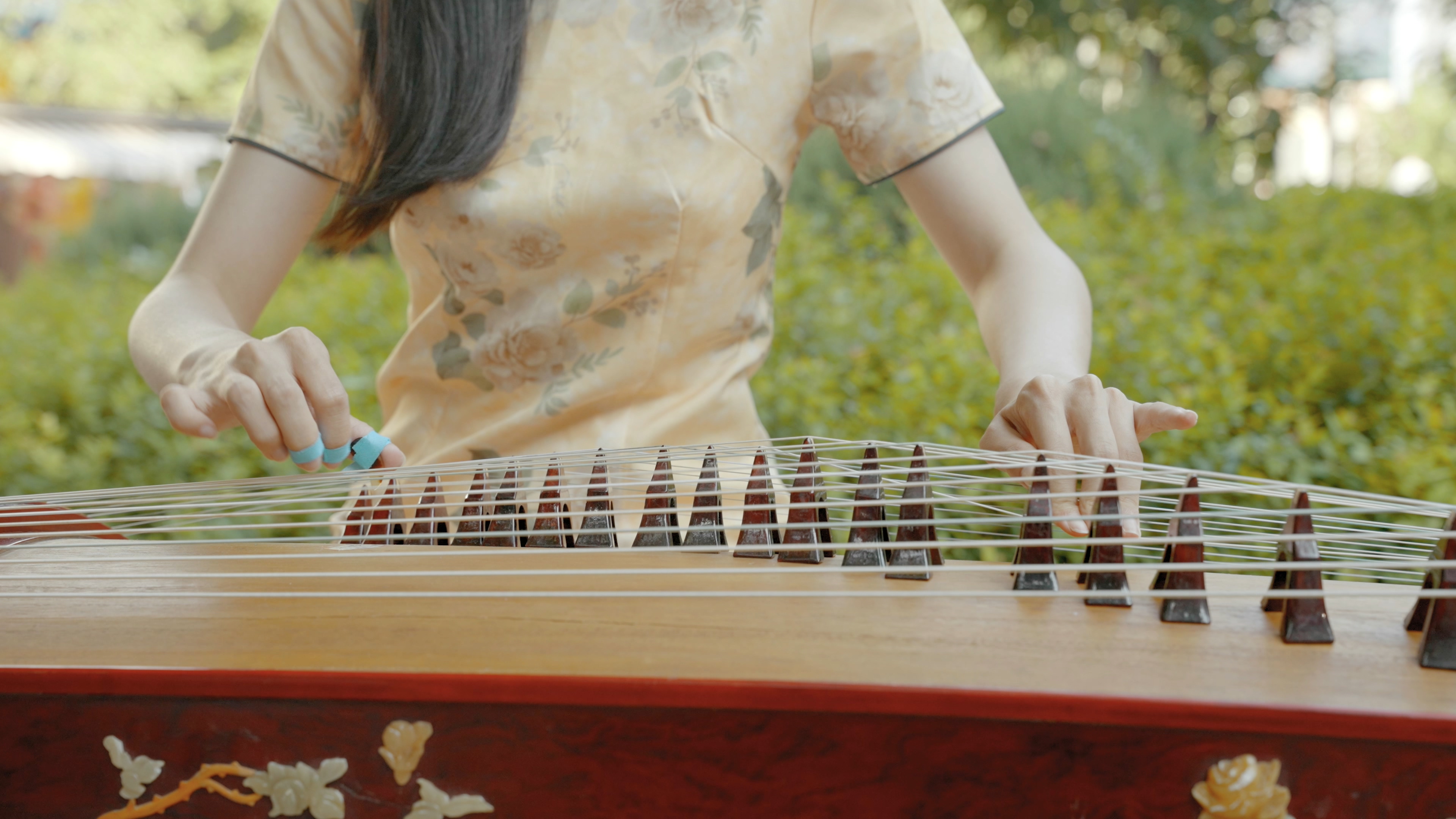 4K演奏弹拨古筝琴弦技法视频的预览图