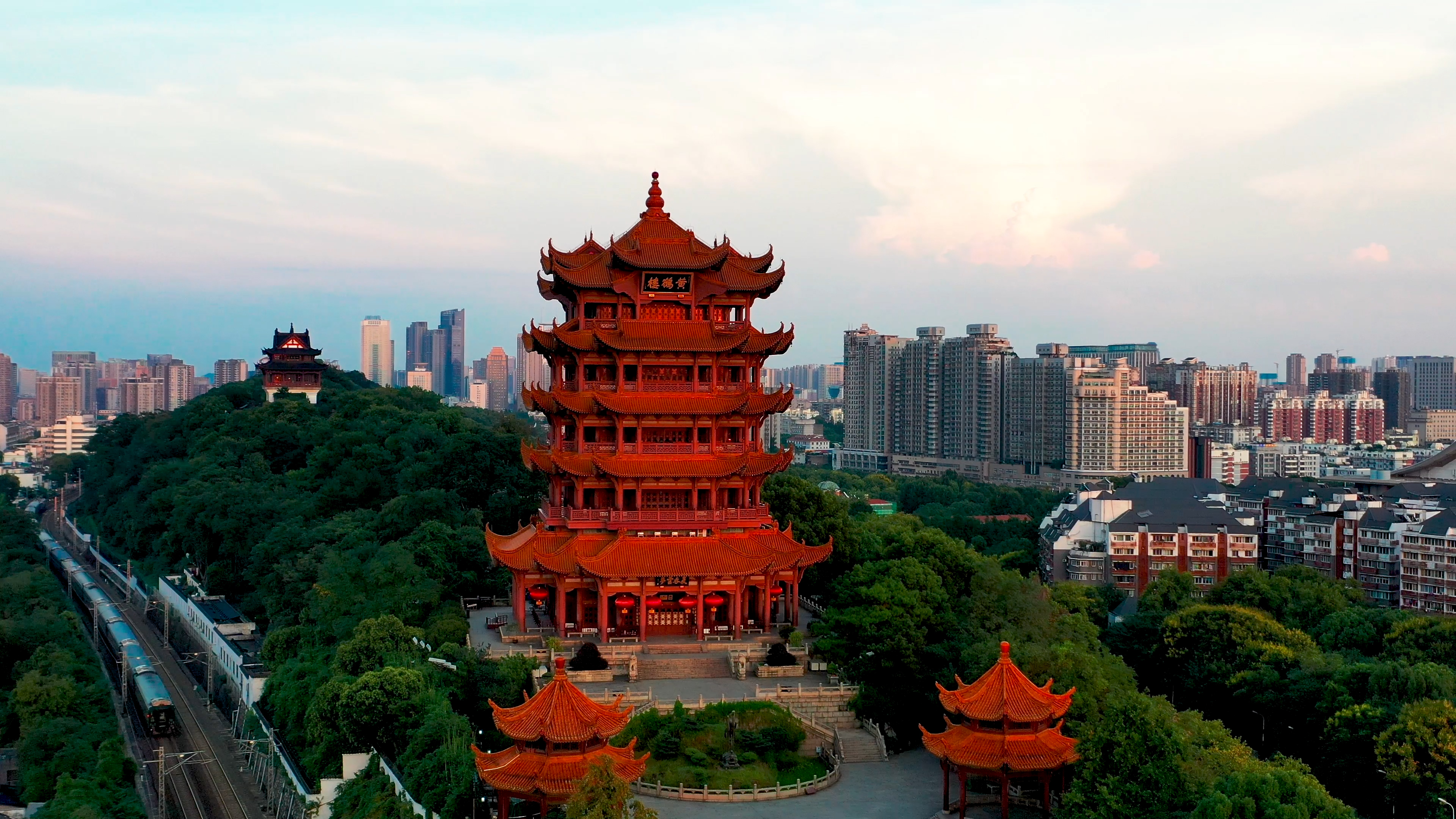 4K武汉城市地标黄鹤楼航拍实拍视频视频的预览图