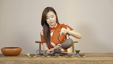 4K女性茶艺师沏茶浸泡表演视频的预览图