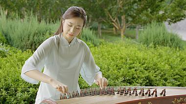 4K树林公园旗袍少女弹奏古筝乐器视频的预览图