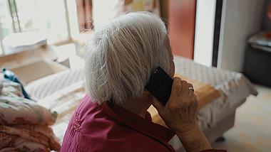 4k老年人用手机打电话日常生活片段实拍视频的预览图