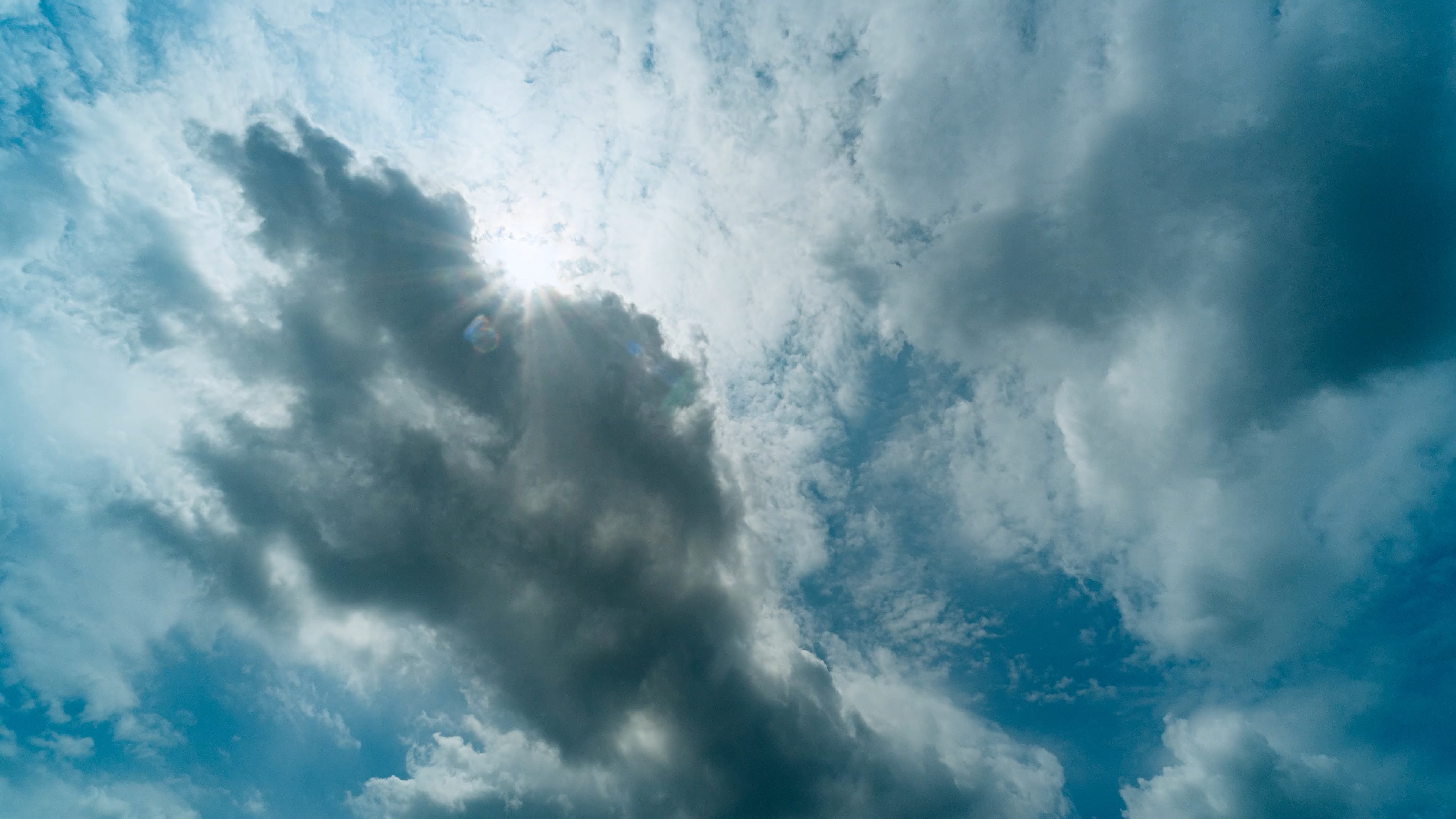 4k云层流动遮住太阳天空变化云朵自然延时视频的预览图