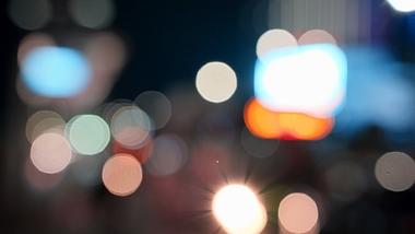 4k夜间城市街道车流灯光光斑虚化空镜意境视频的预览图