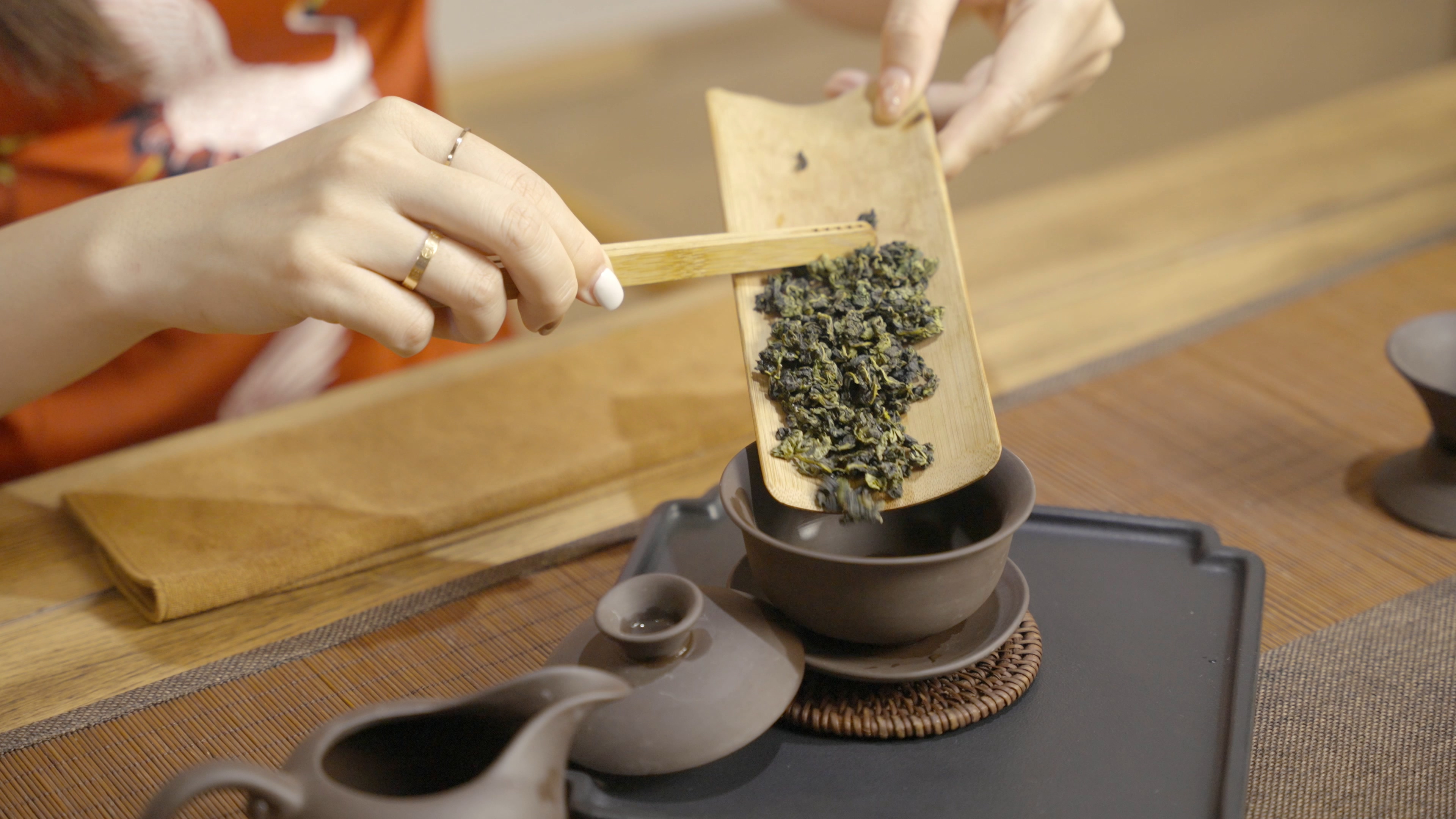4K茶道新鲜绿茶沏茶操作展示视频的预览图