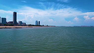 5.4k蓝天白云厦门海滩沙滩海景风光航拍视频的预览图