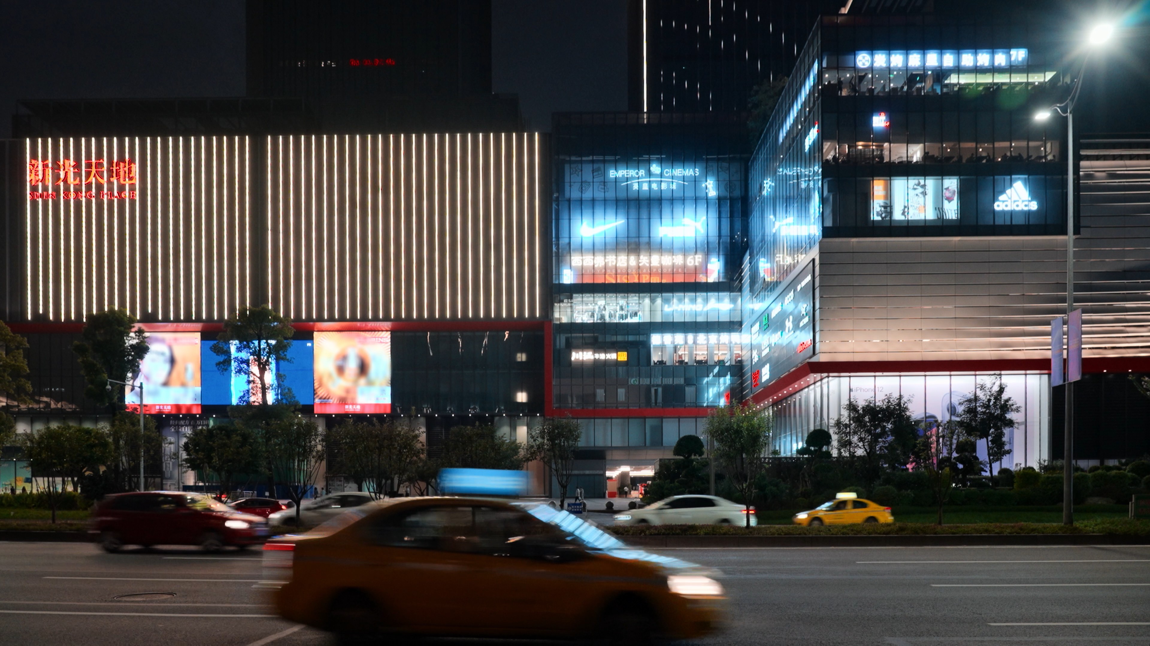 4k城市购物广场街道夜间快速行驶的车流视频的预览图