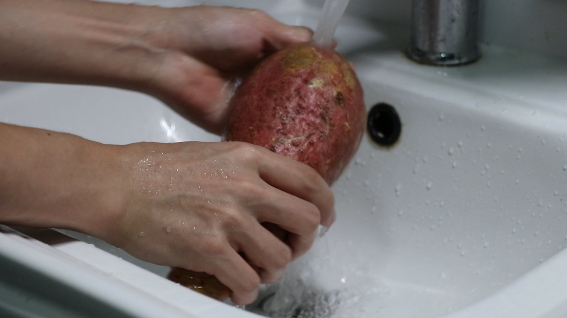 实拍1080p高清清洗红薯画面视频的预览图