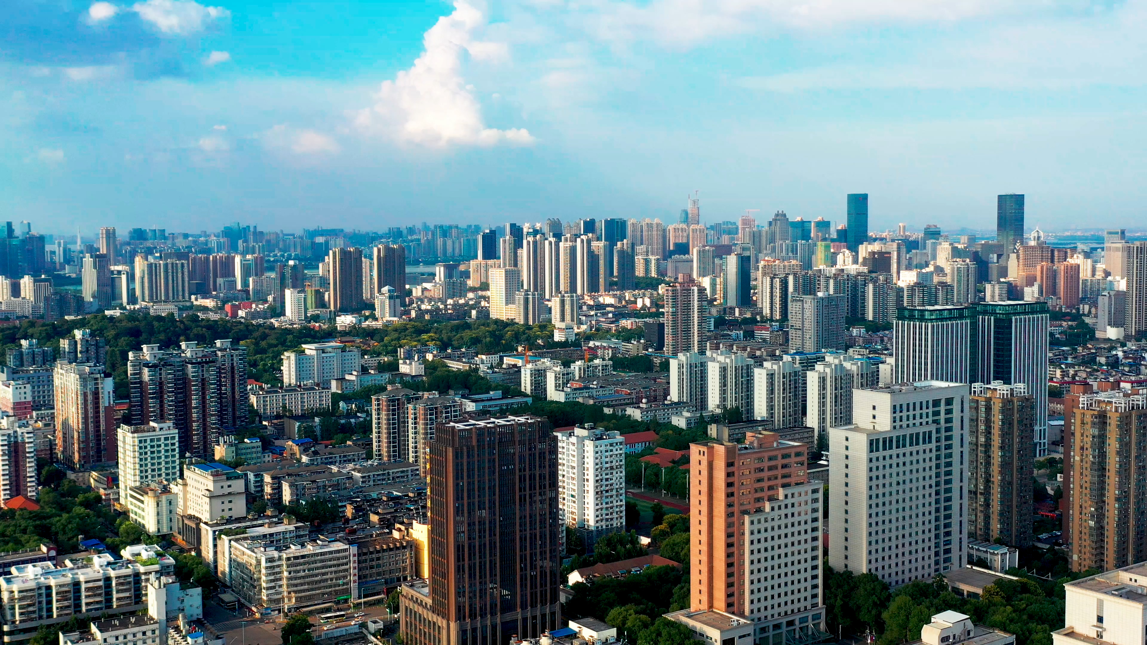 4K武汉城市现代建筑群航拍实拍视频视频的预览图