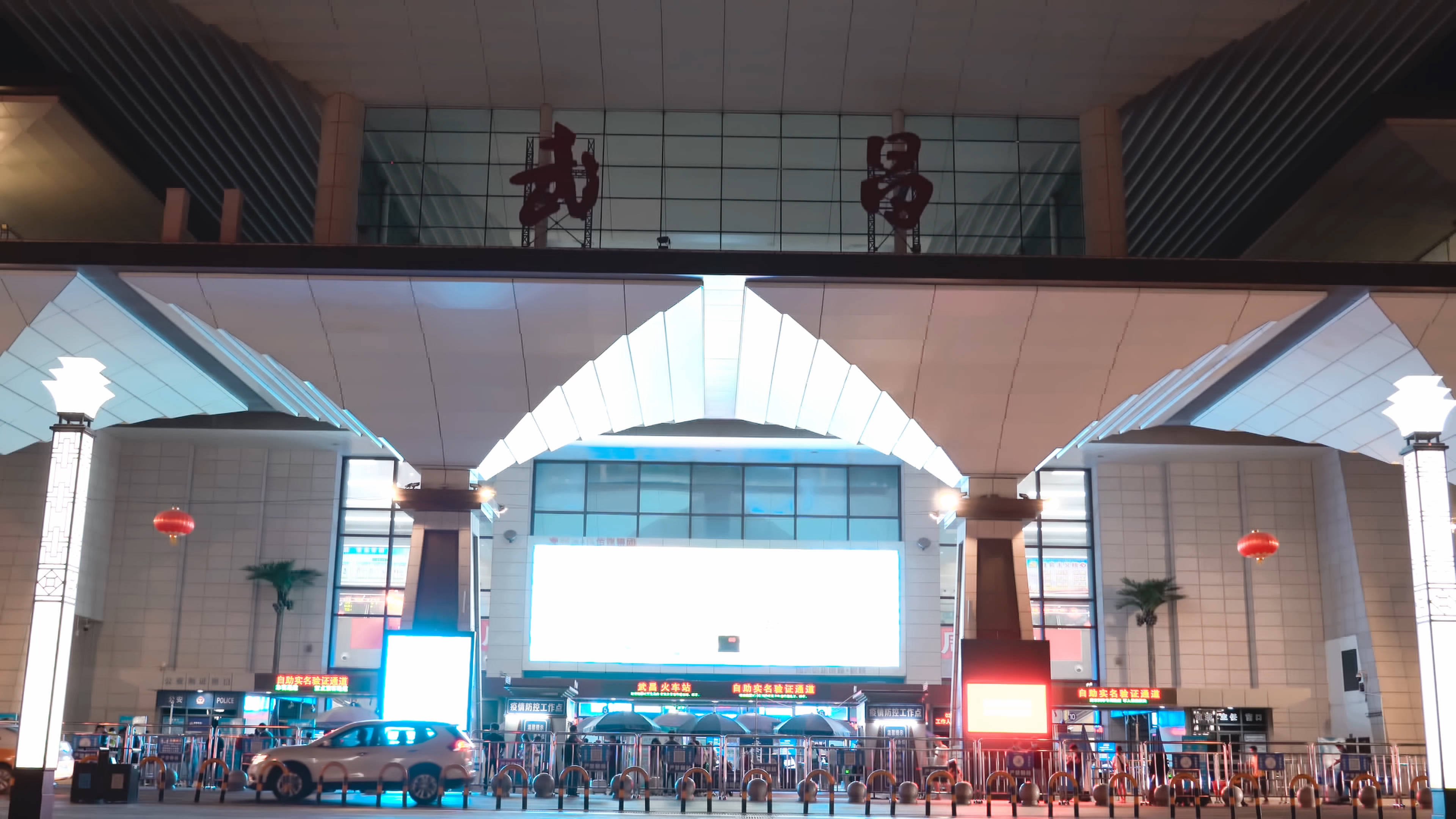 4K武汉城市建筑武昌火车站进站口实拍视频视频的预览图