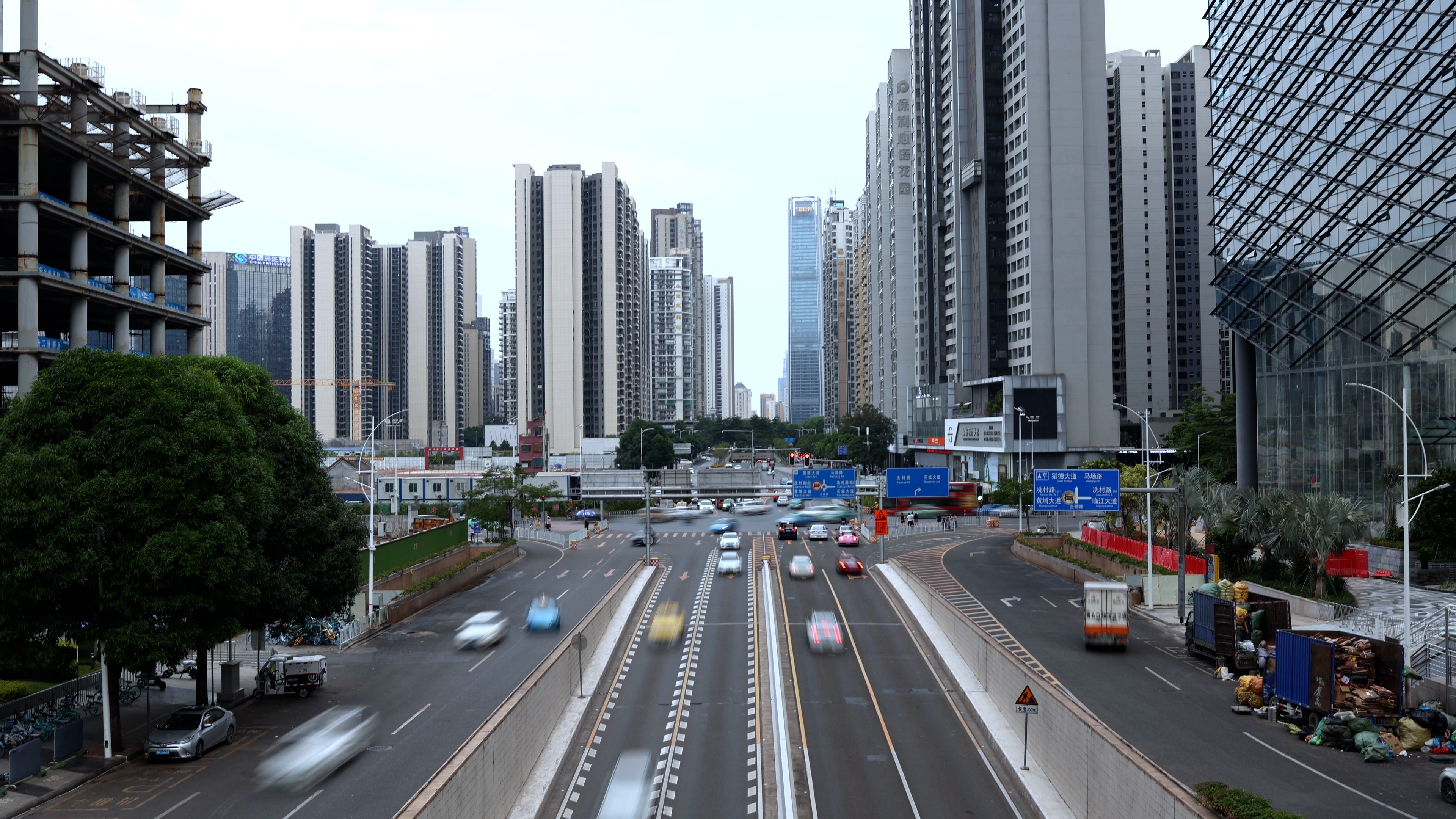 4k广州珠江新城繁忙的交通十字路口延时视频的预览图