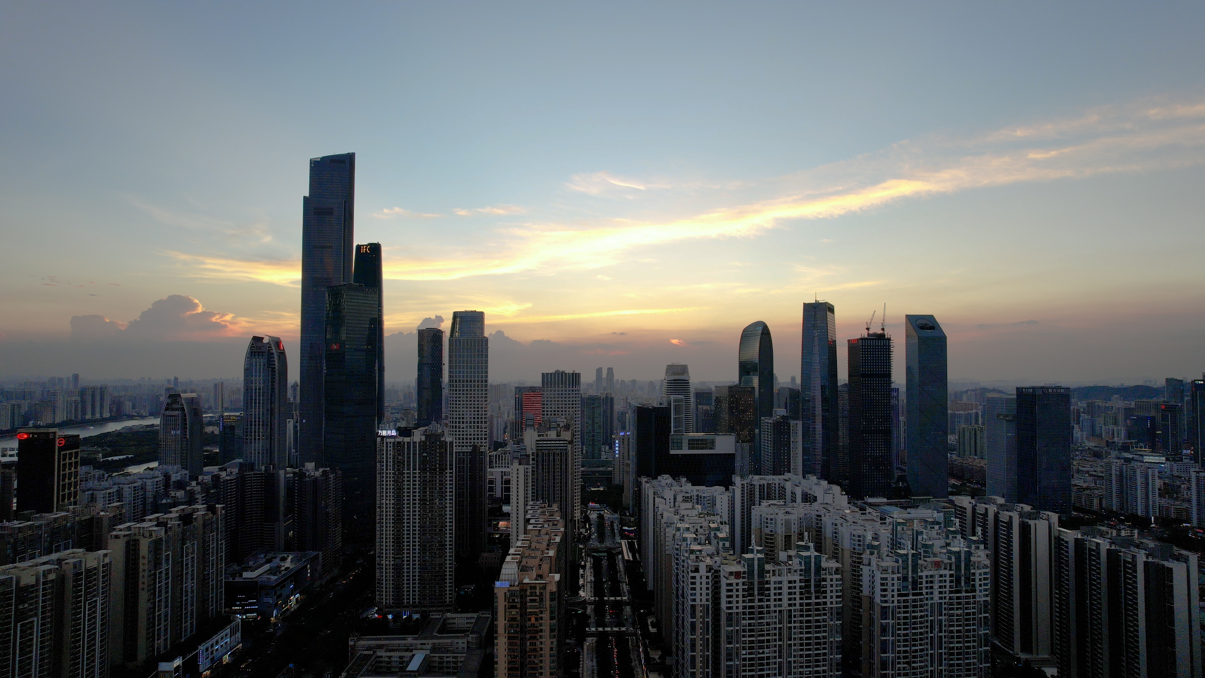 4k航拍广州珠江新城都市傍晚日落风光视频的预览图