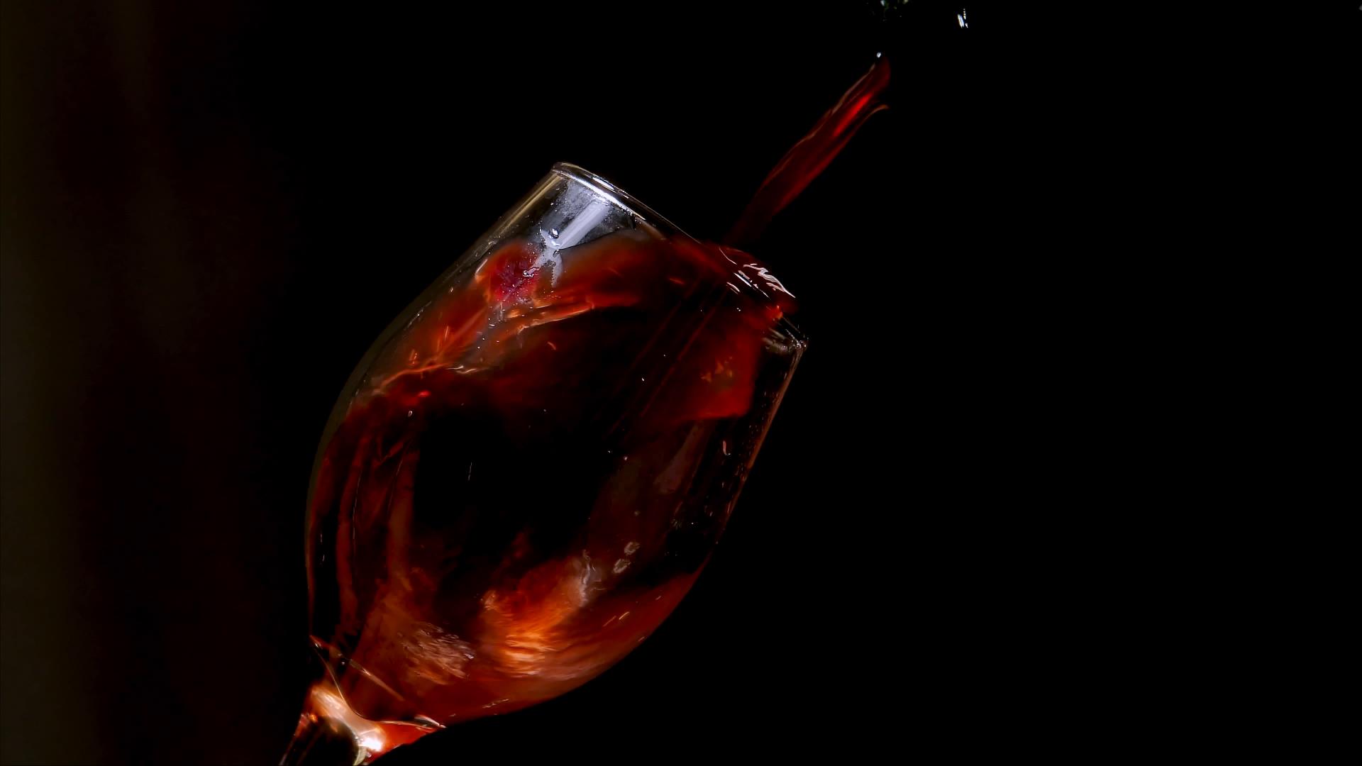 4K拍摄倒红酒红酒广告摆拍升格视频的预览图