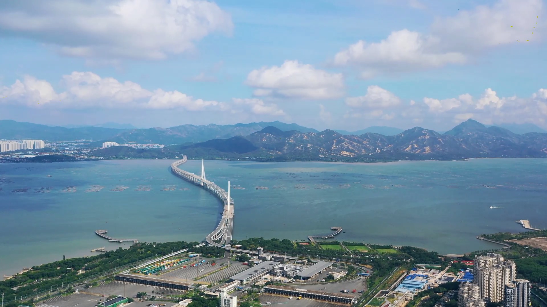 4k深圳湾公路大桥航拍视频的预览图