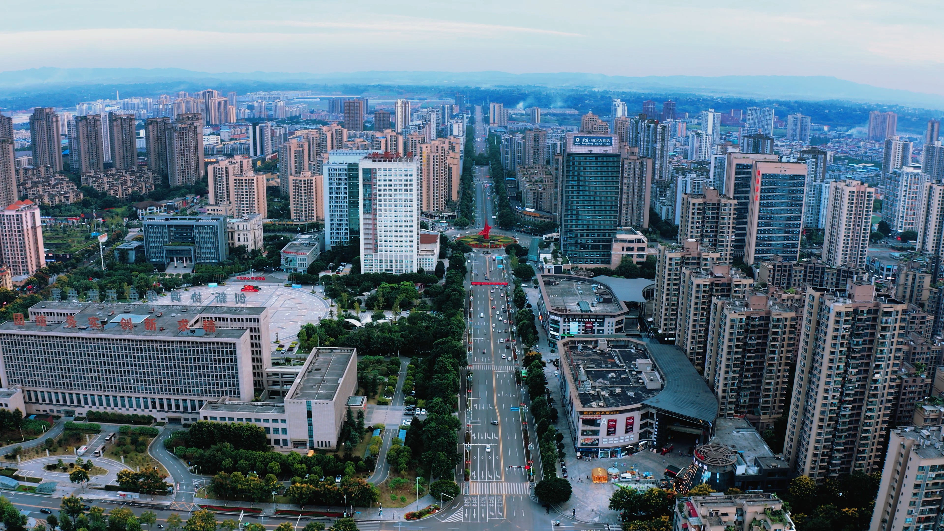 4k航拍重庆荣昌中心城区城市建设车流交通视频的预览图