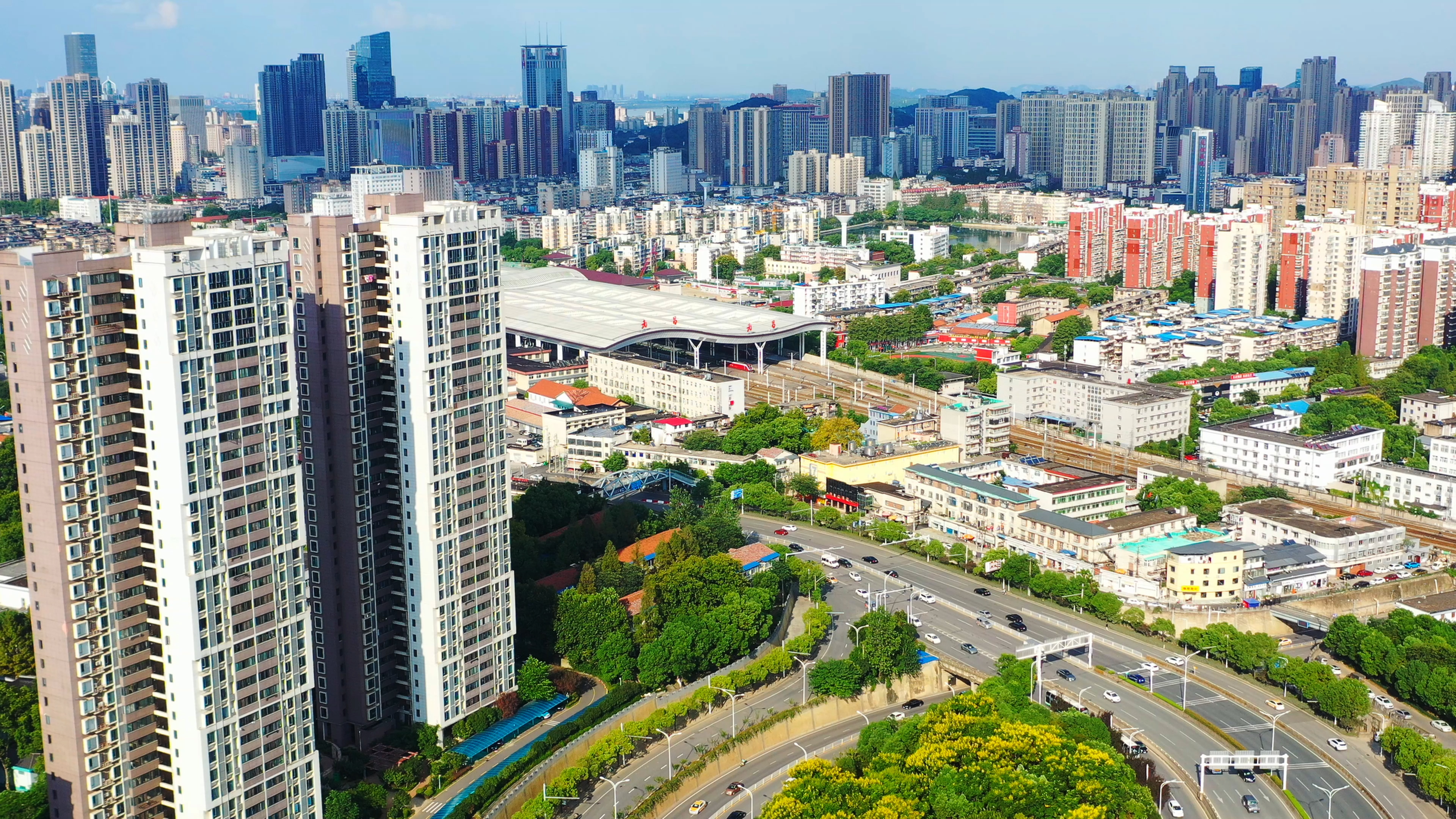4K武汉城市现代建筑群武昌区航拍实拍视频视频的预览图