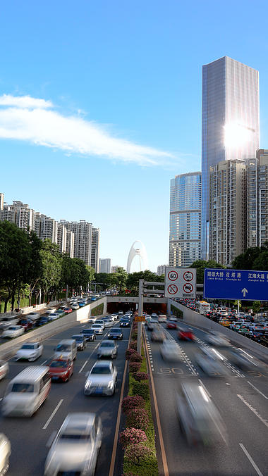 4k竖屏广州天河珠江新城蓝天白云车流延时视频的预览图