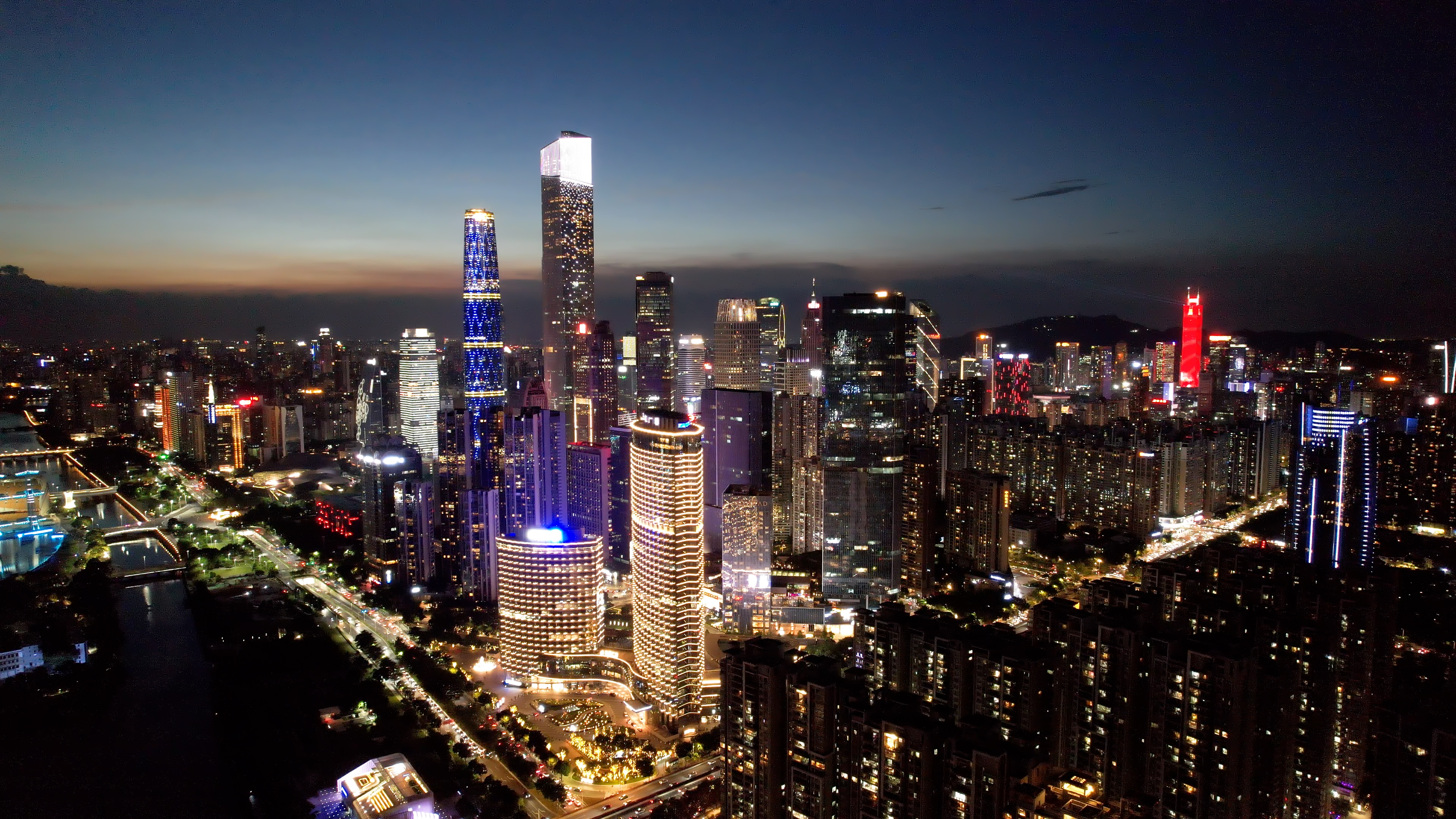4k航拍广州珠江新城灯火傍晚时分夜景视频的预览图
