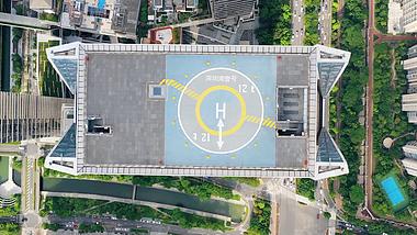 4k城市高楼屋顶直升机坪航拍视频的预览图