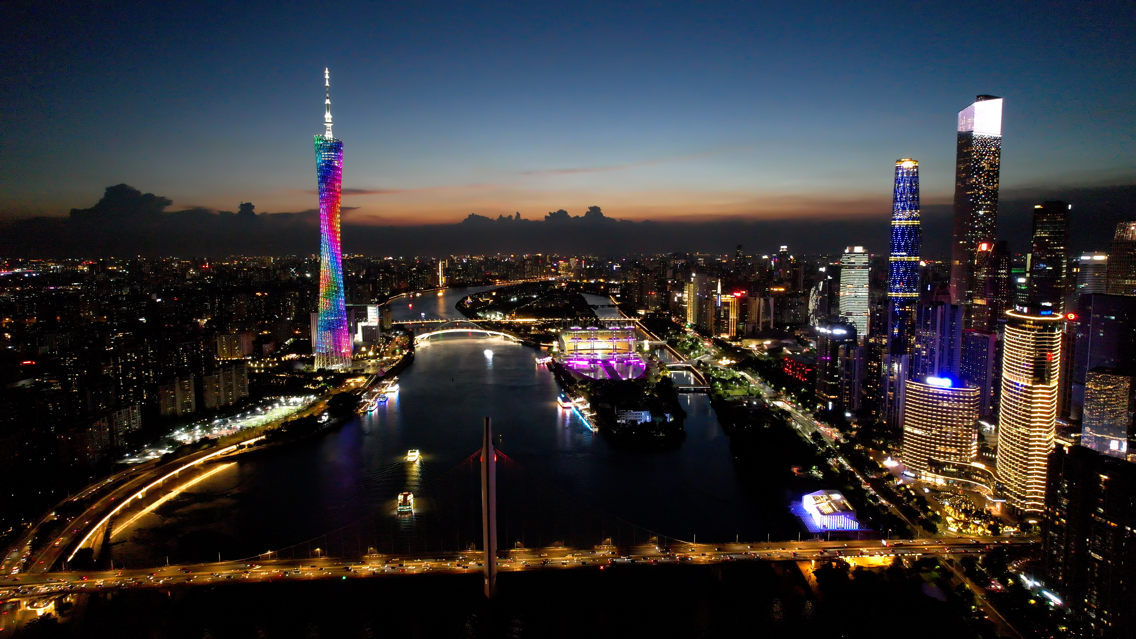 4k航拍广州塔猎德大桥珠江夜景城市建筑视频的预览图