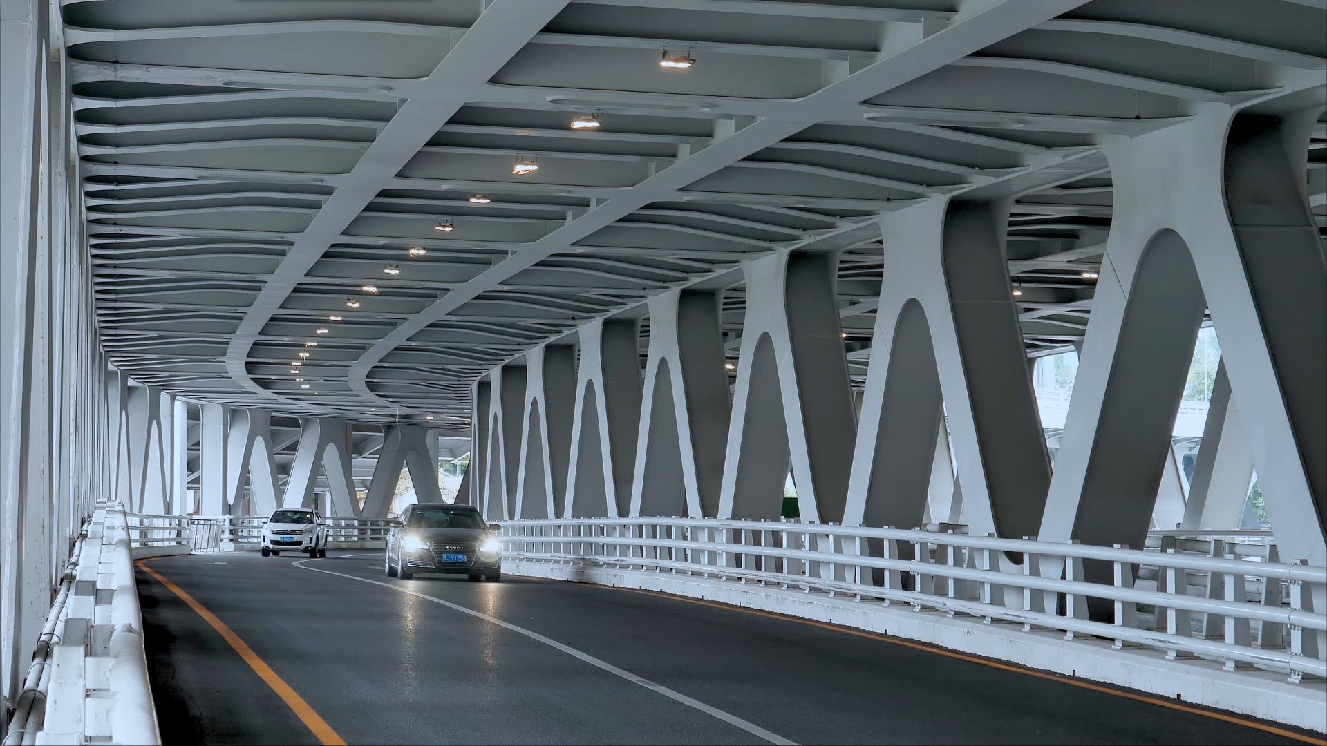 4K延时拍摄贵阳筑城大桥下车来车往实拍视频的预览图