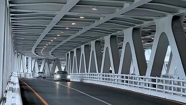 4K延时拍摄贵阳筑城大桥下车来车往实拍视频的预览图