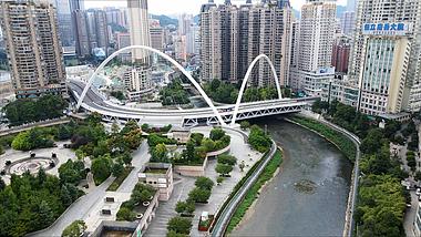 4K航拍贵阳地标筑城河大桥自然风景视频的预览图