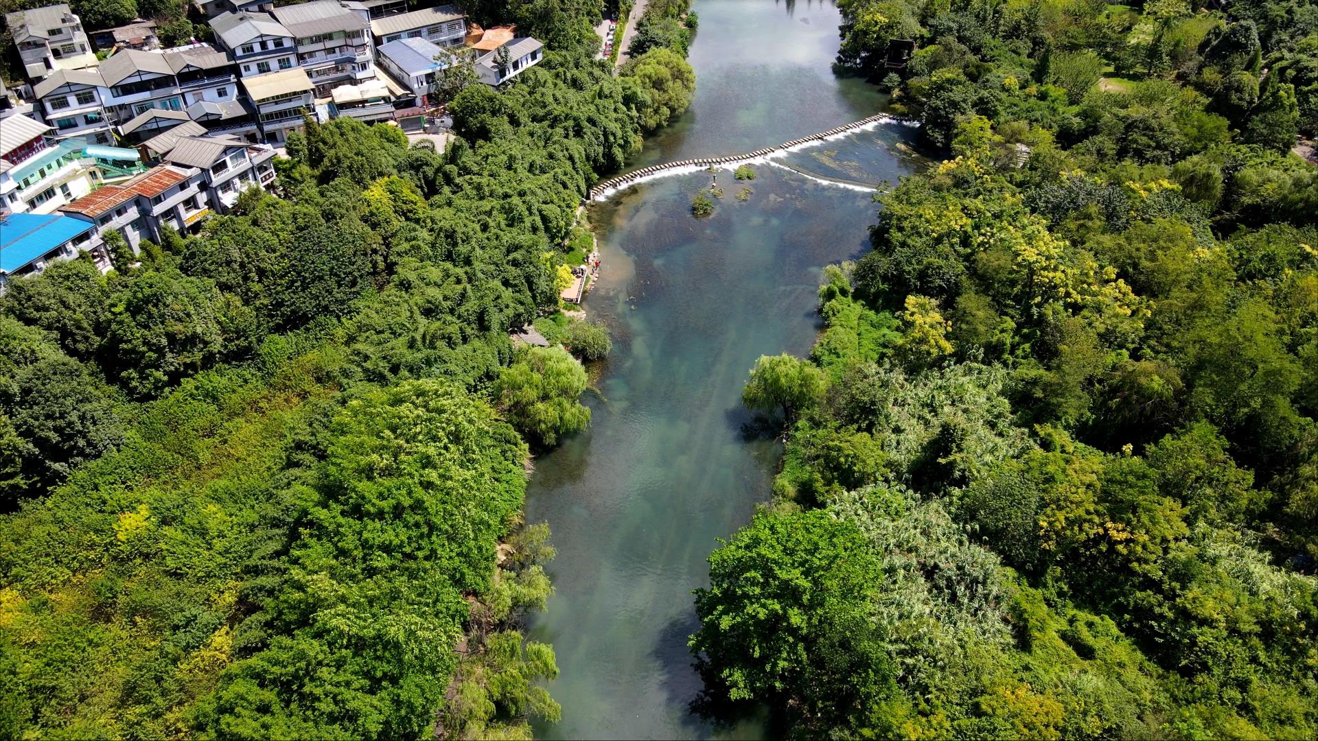 4K航拍贵阳十里河滩河面自然风景视频的预览图
