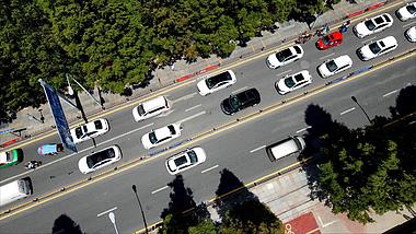 4K俯拍城市公路车流车往车水马龙视频的预览图