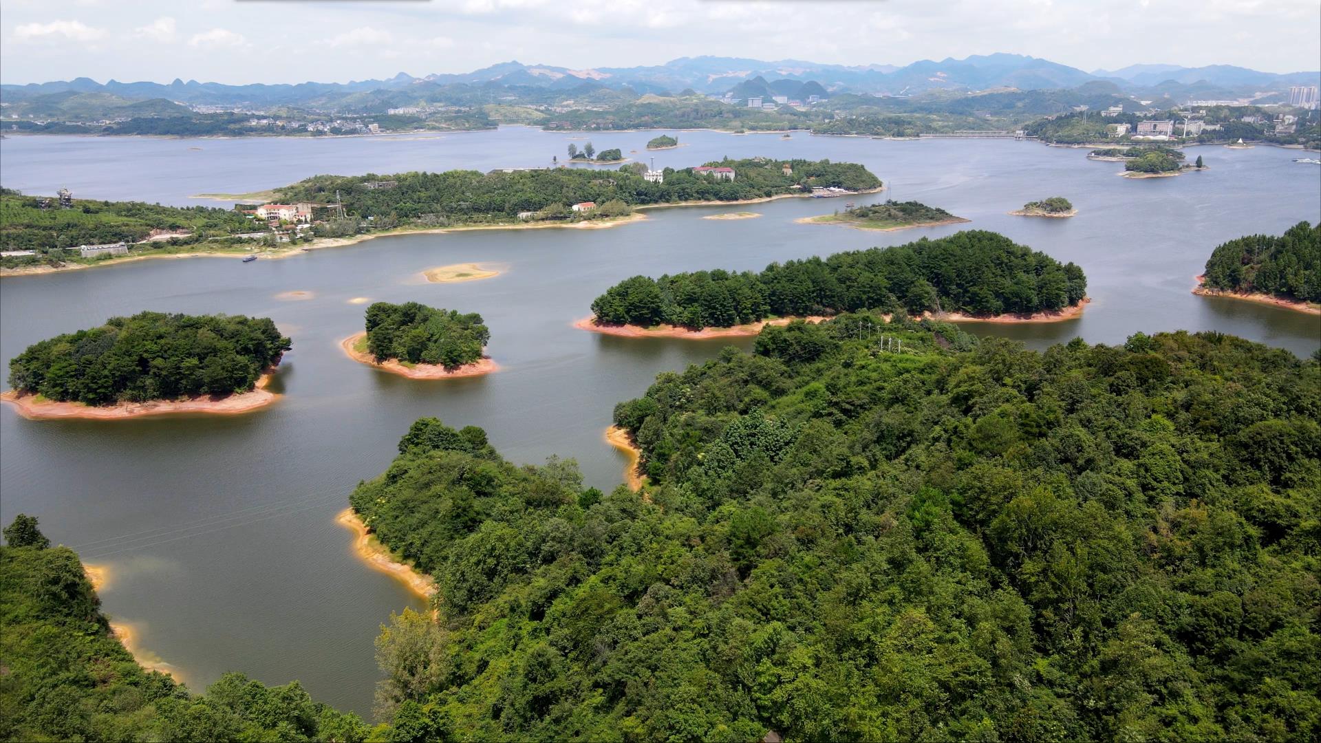 4K航拍红枫湖景色湖面美丽小岛秋天风景视频的预览图