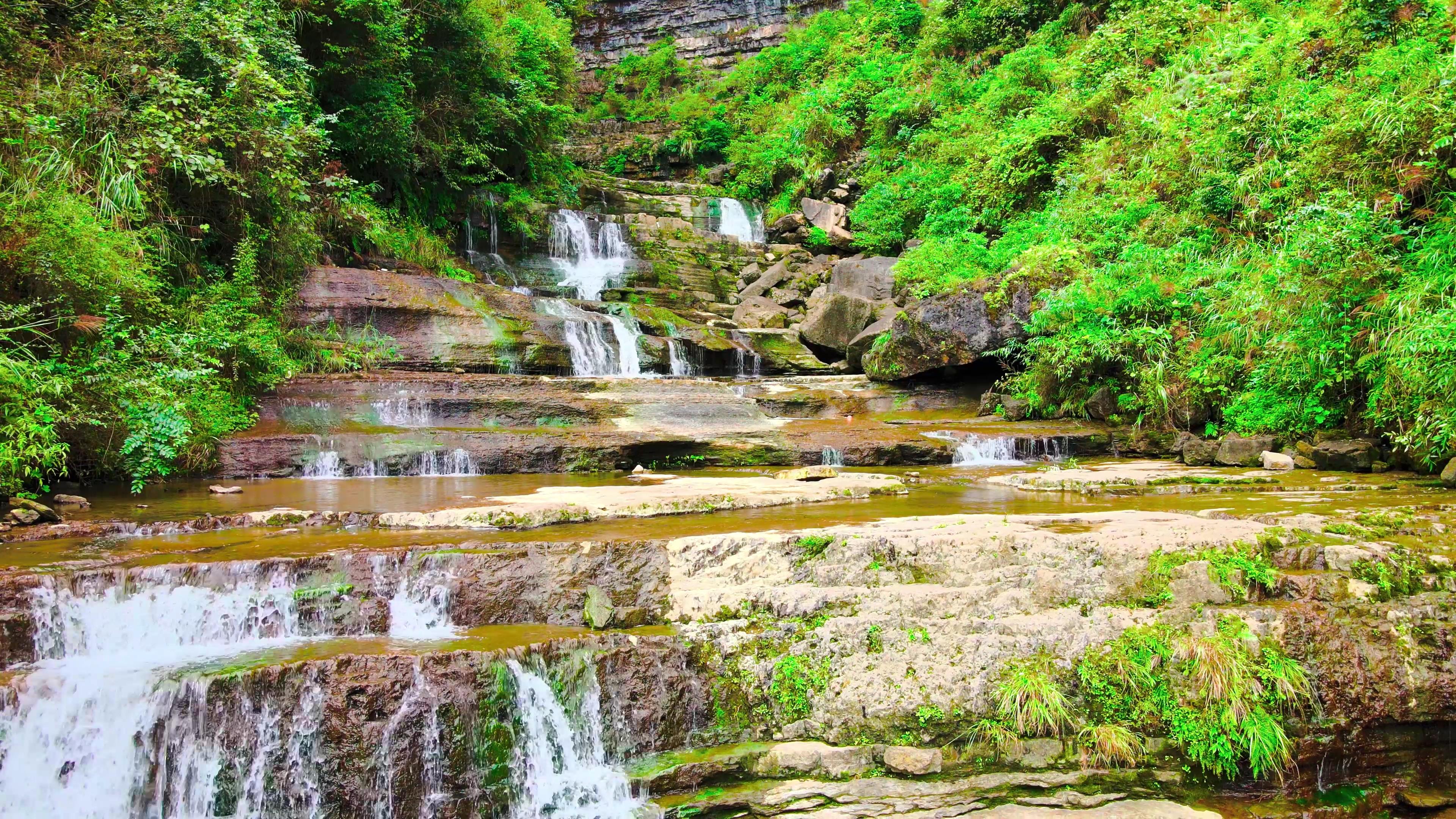 4K实拍夏日山间流水瀑布自然风景视频视频的预览图