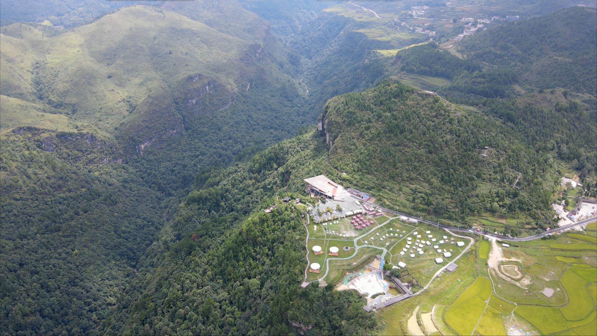 4K航拍旅游点露营基地自然风景视频的预览图