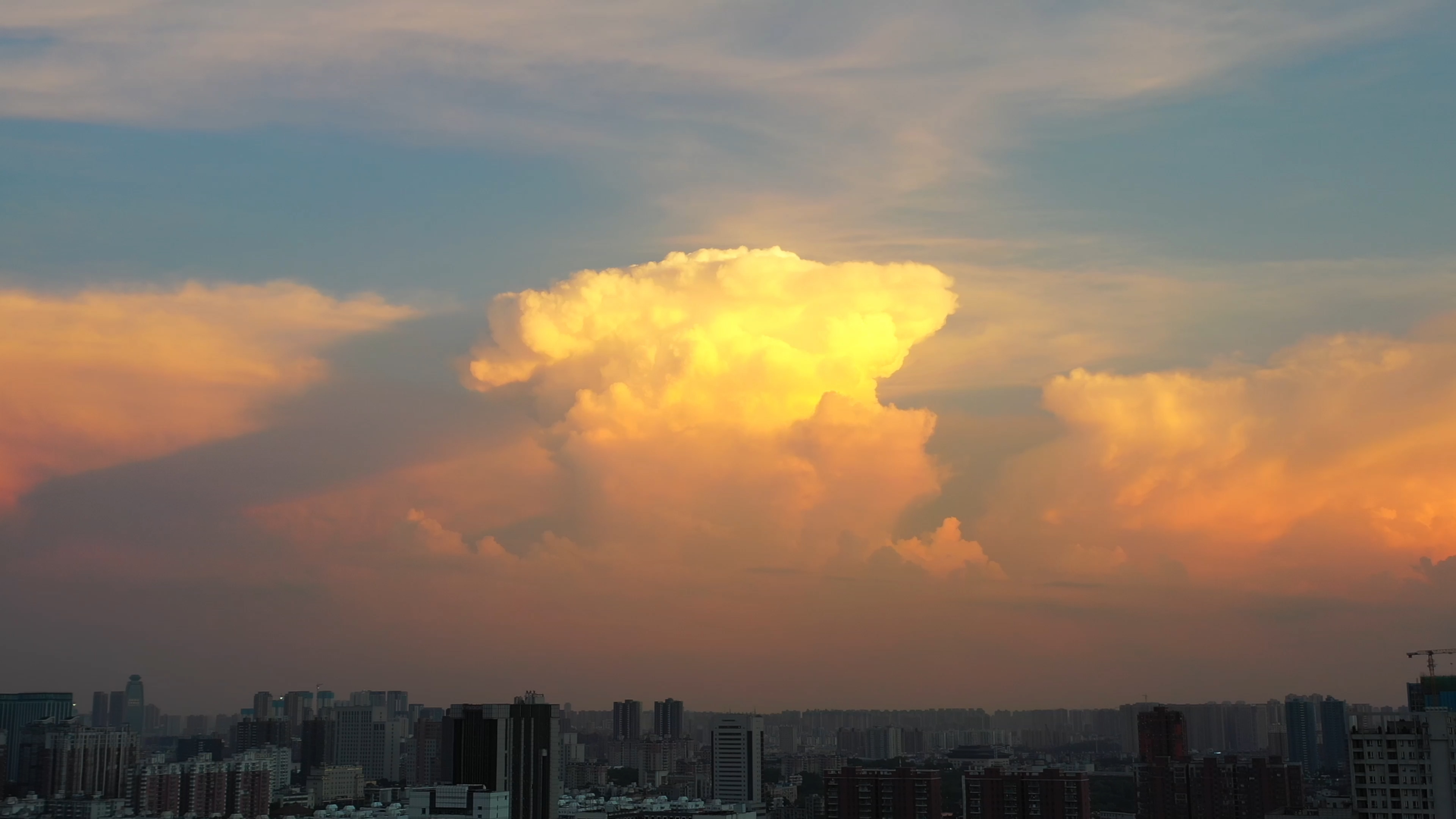4K武汉城市风光震撼云朵航拍实拍视频火烧云云朵视频的预览图
