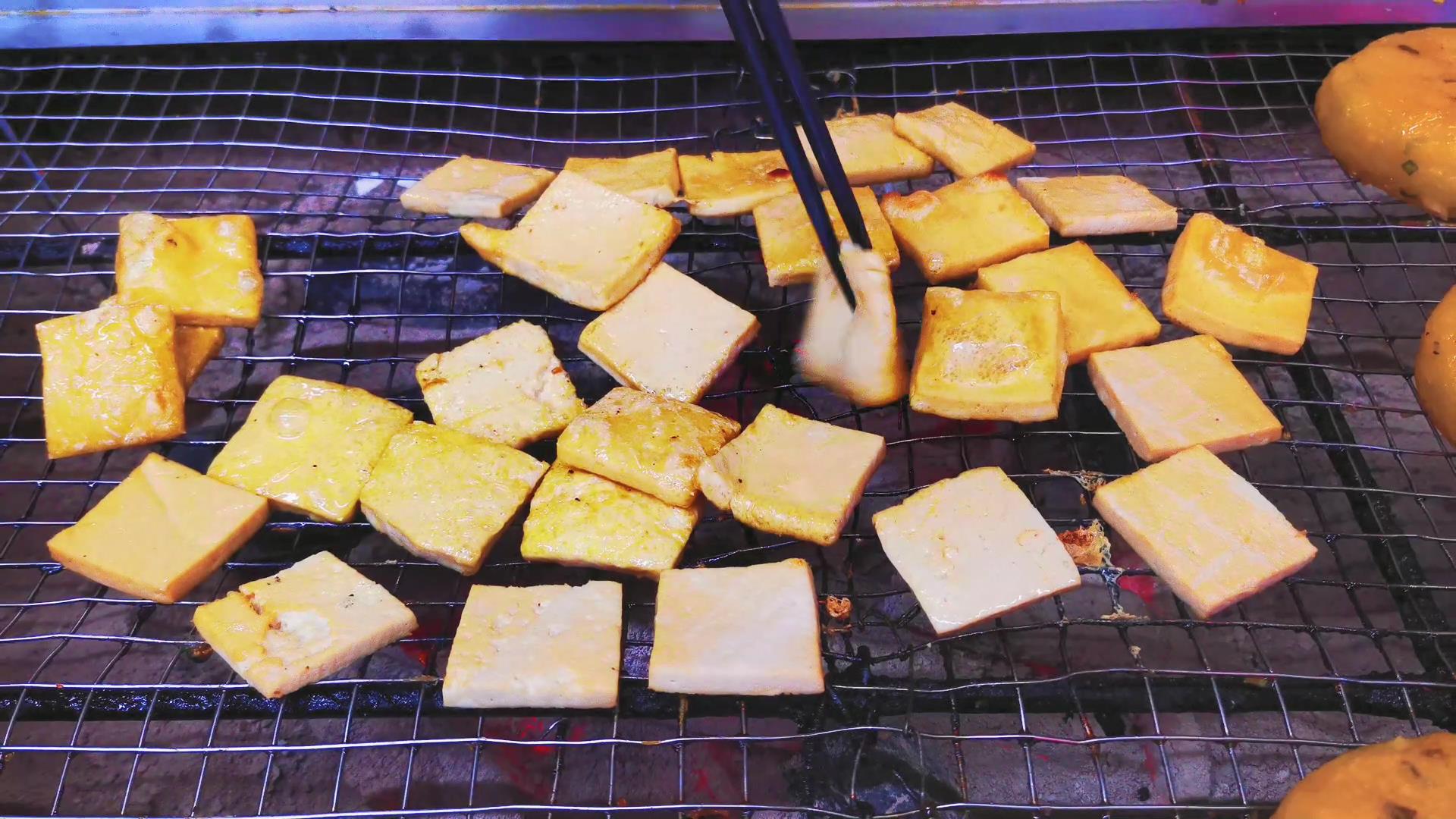 4K实拍贵州特色美食烤豆腐视频的预览图