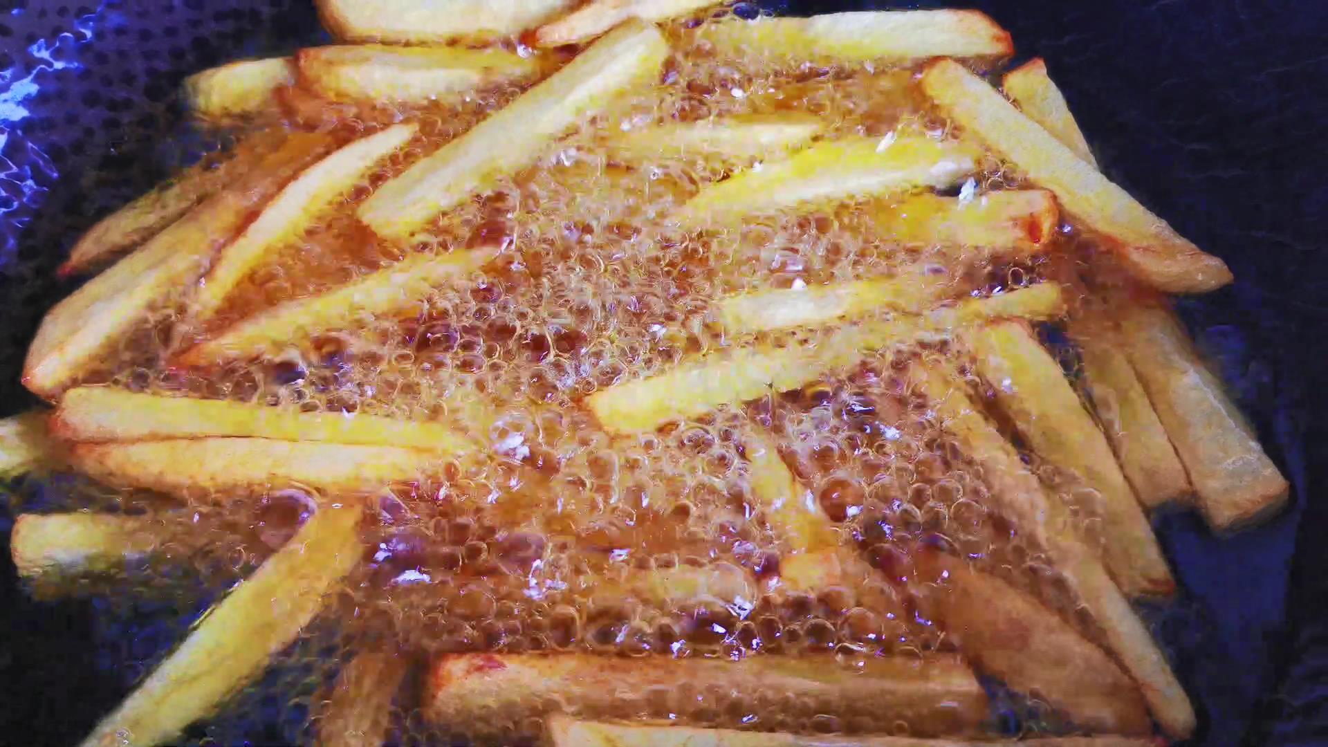 4K实拍美食油炸土豆视频的预览图
