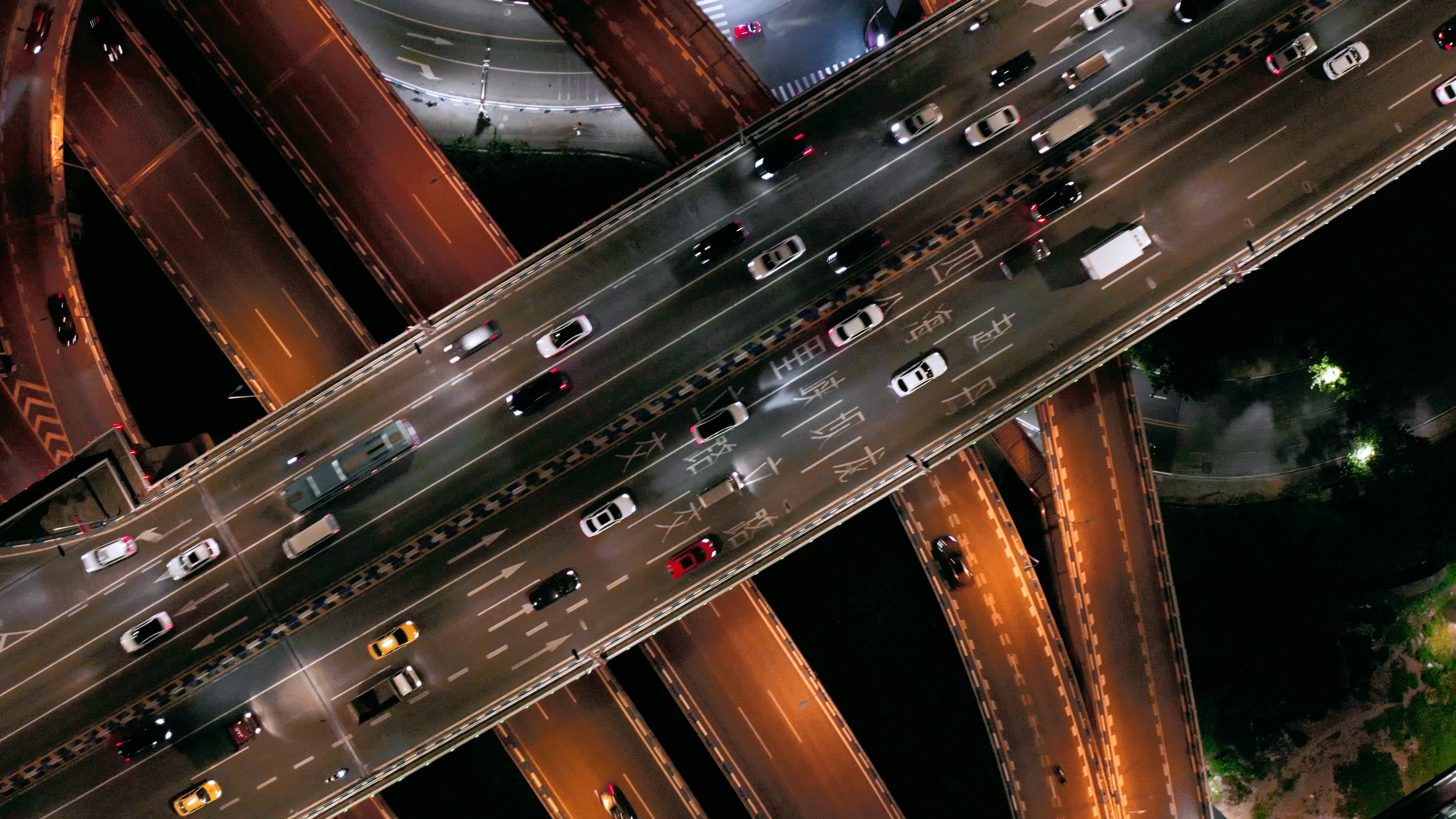4k航拍城市高架桥夜间行驶的车流交通视频的预览图