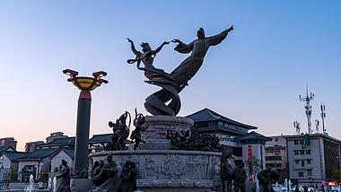 4K移动延时西安临潼华清池长恨歌广场雕像视频的预览图