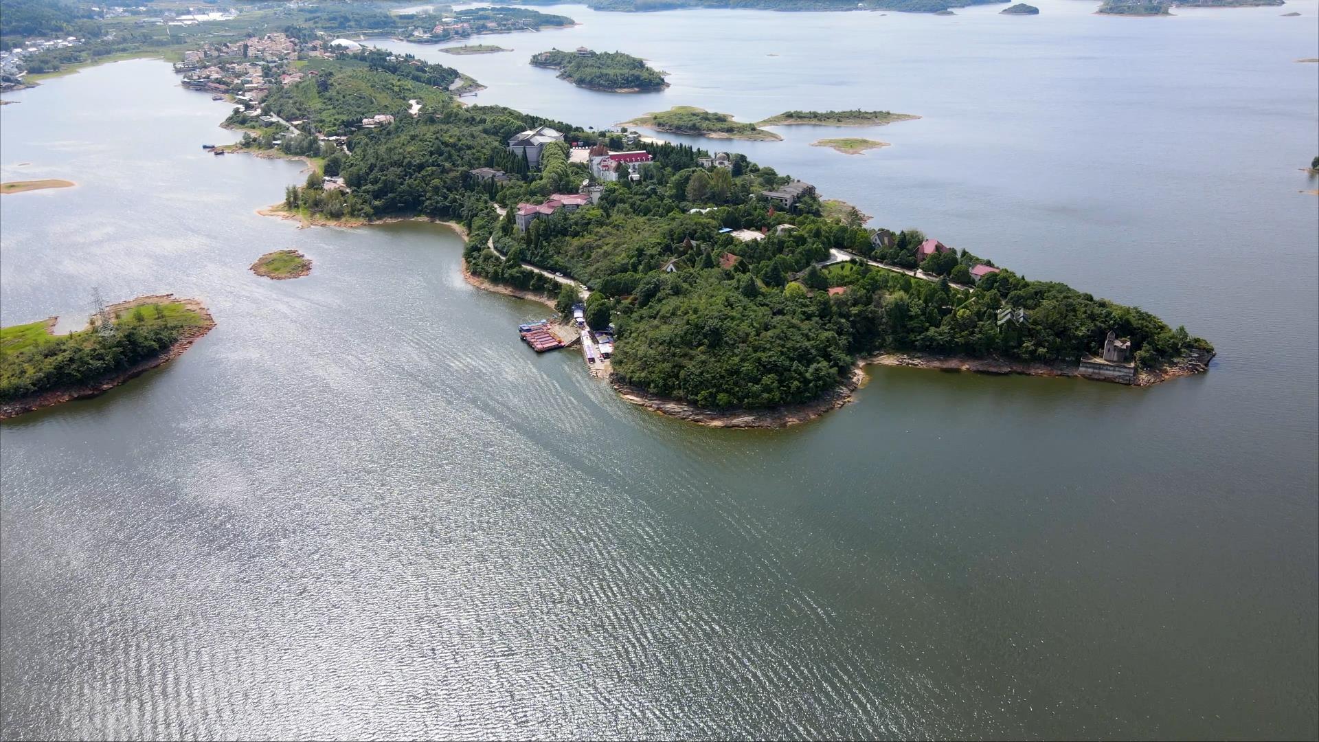 4K航拍红枫湖秋天的风景岛屿场景实拍视频的预览图