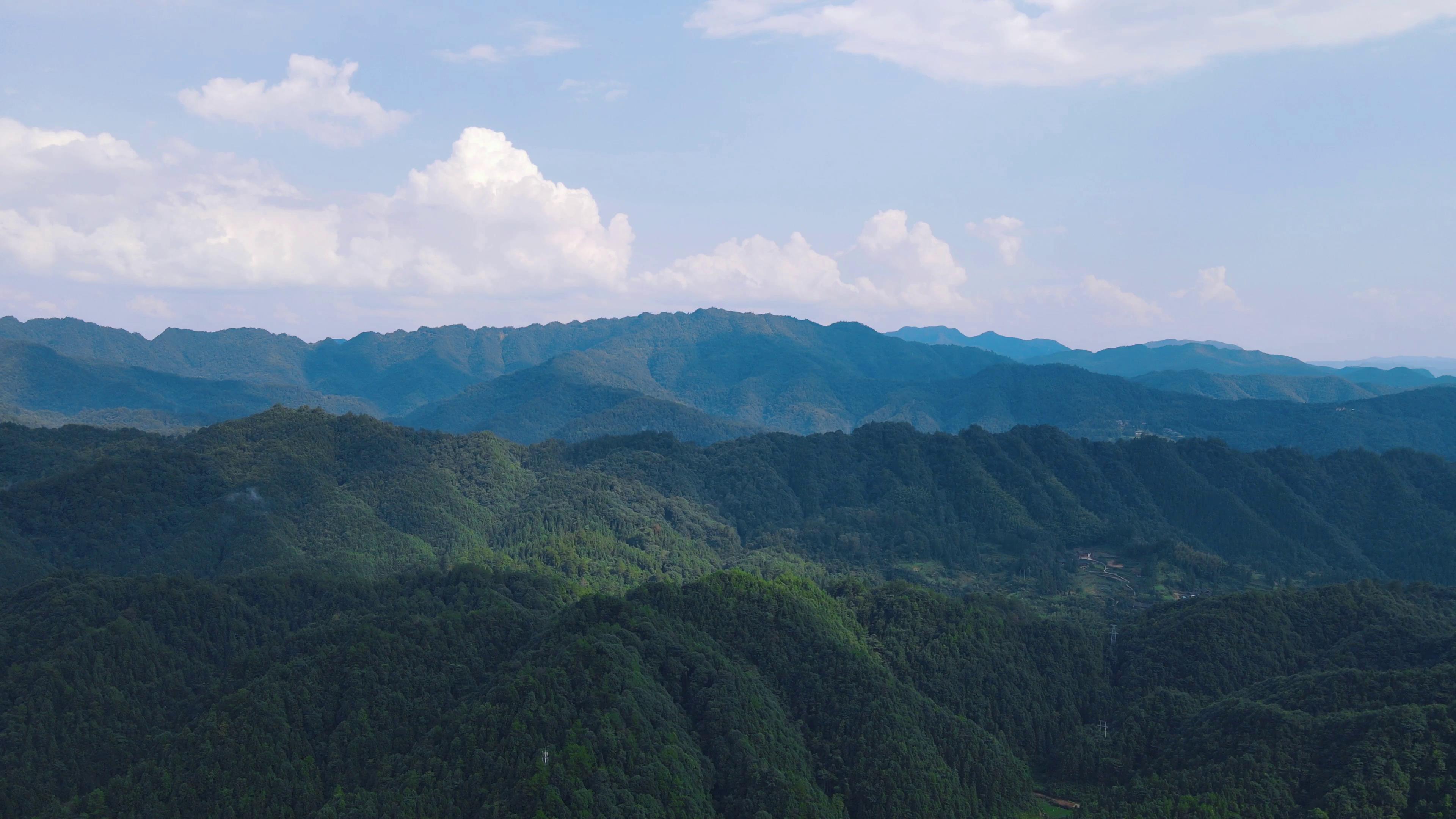 4K航拍大自然连绵起伏的山峰蓝天白云视频的预览图
