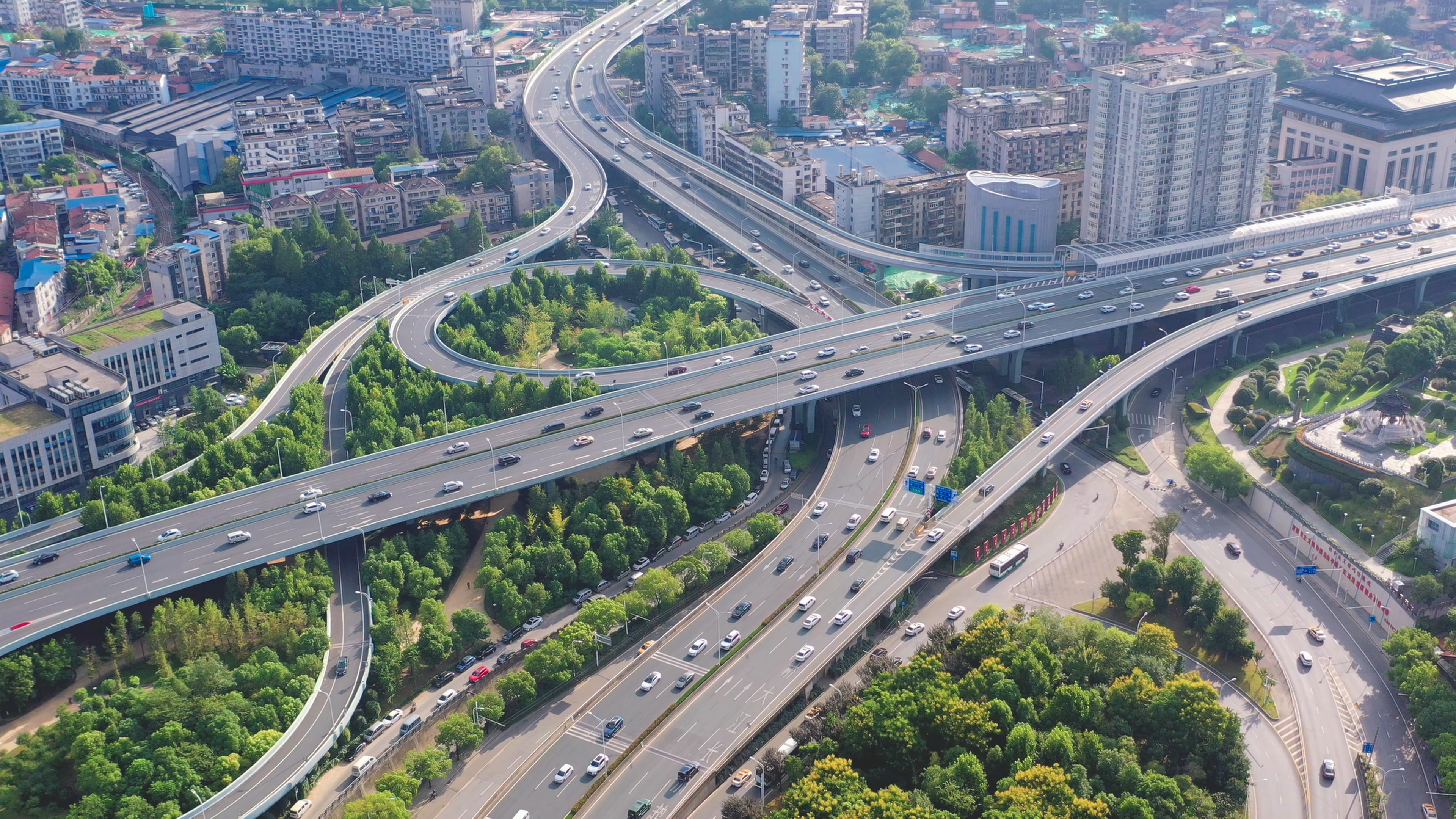4K武汉城市交通枢纽梅家山立交桥实拍视频视频的预览图