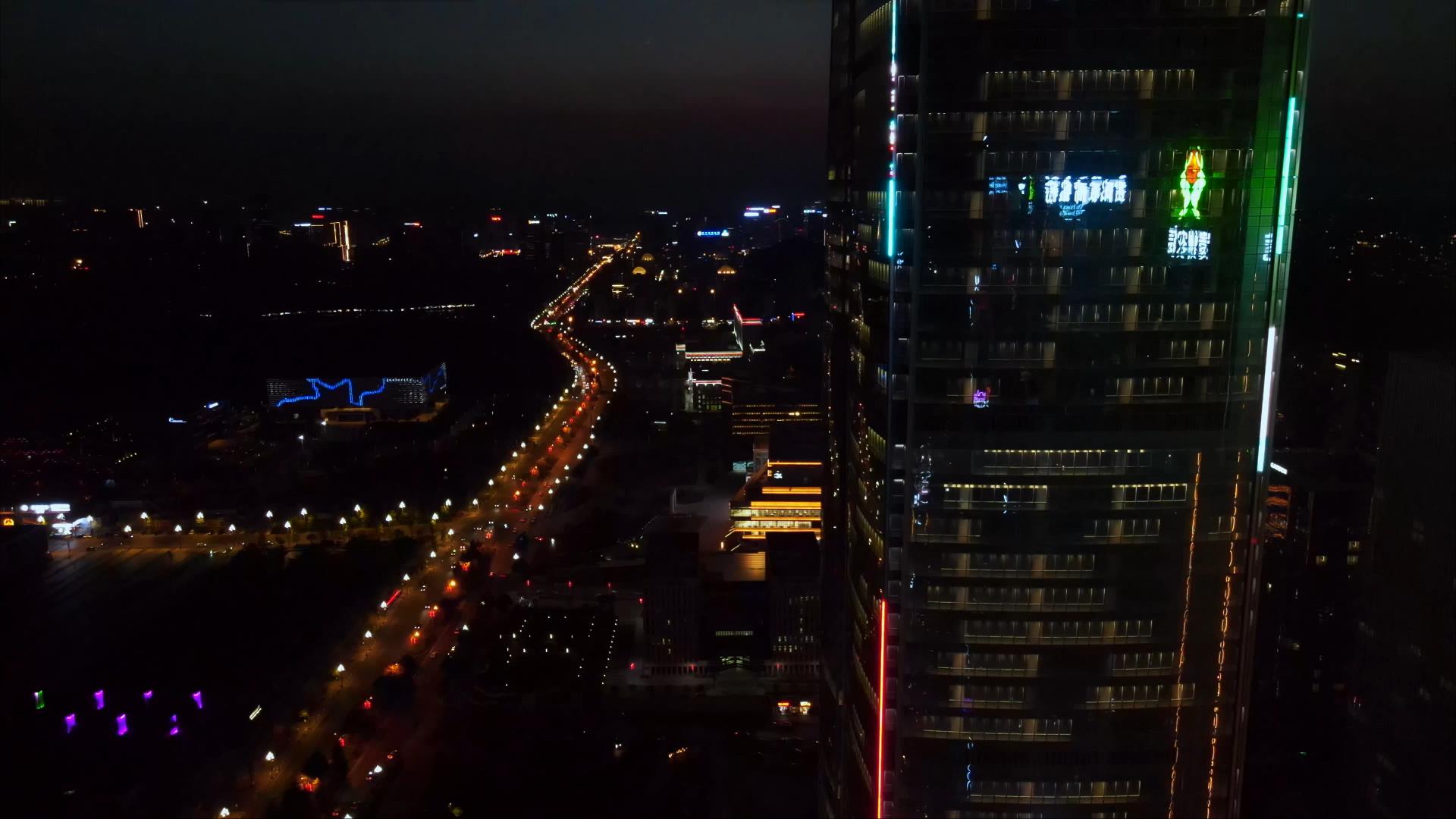 4K航拍贵阳中天大道车流夜景视频的预览图