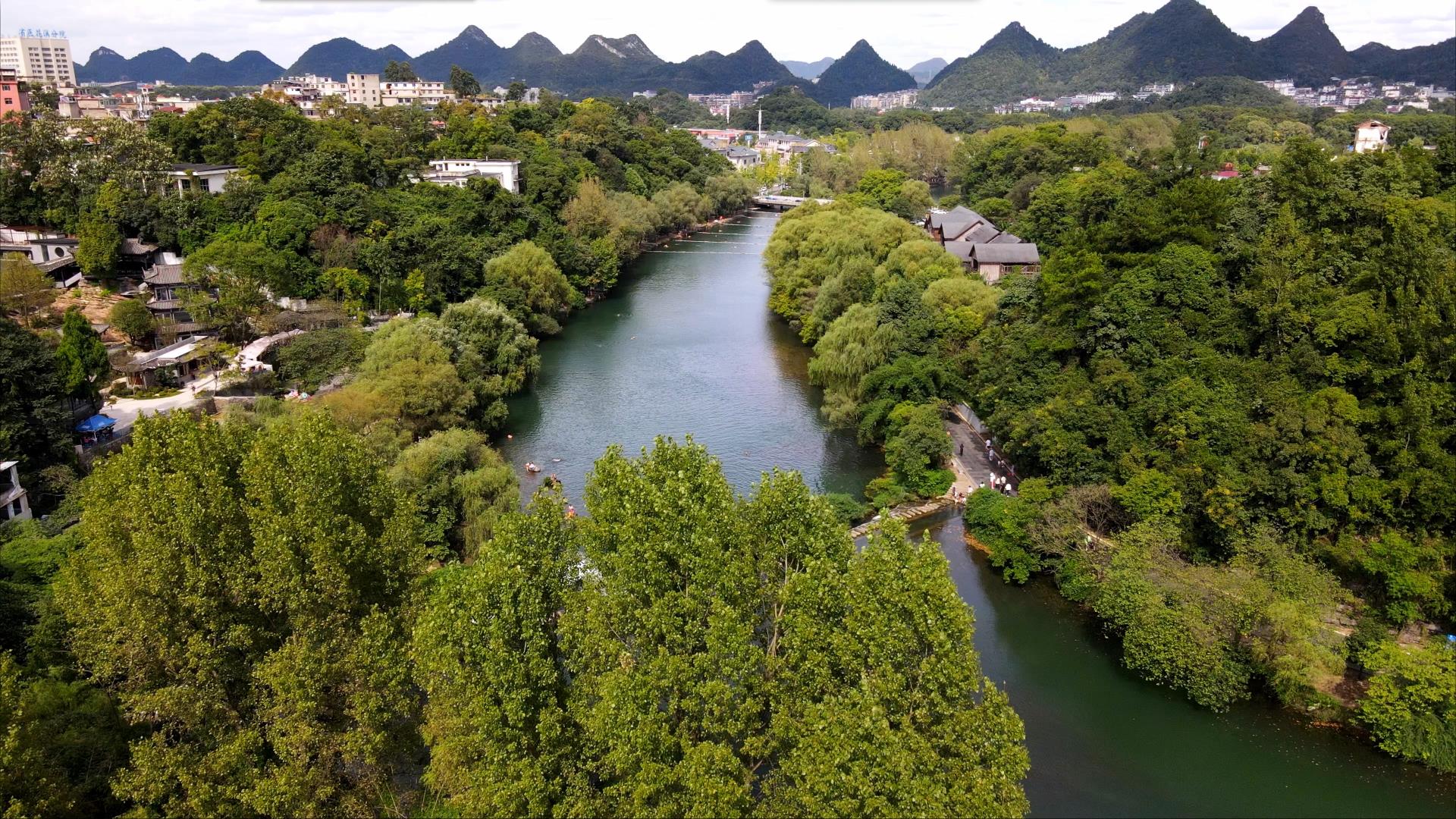 4K航拍5A旅游景区河面自然风景视频的预览图