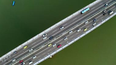 4k航拍城市大桥上密集行驶的车流交通视频的预览图