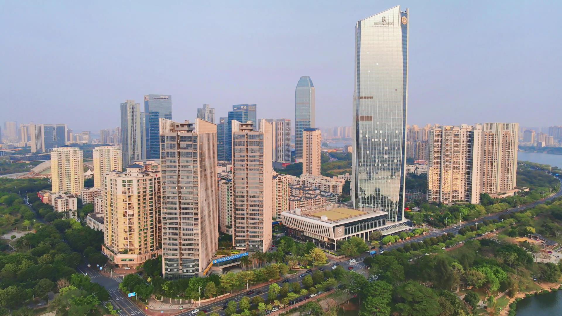 4K航拍广东惠州城市CBD高楼视频的预览图
