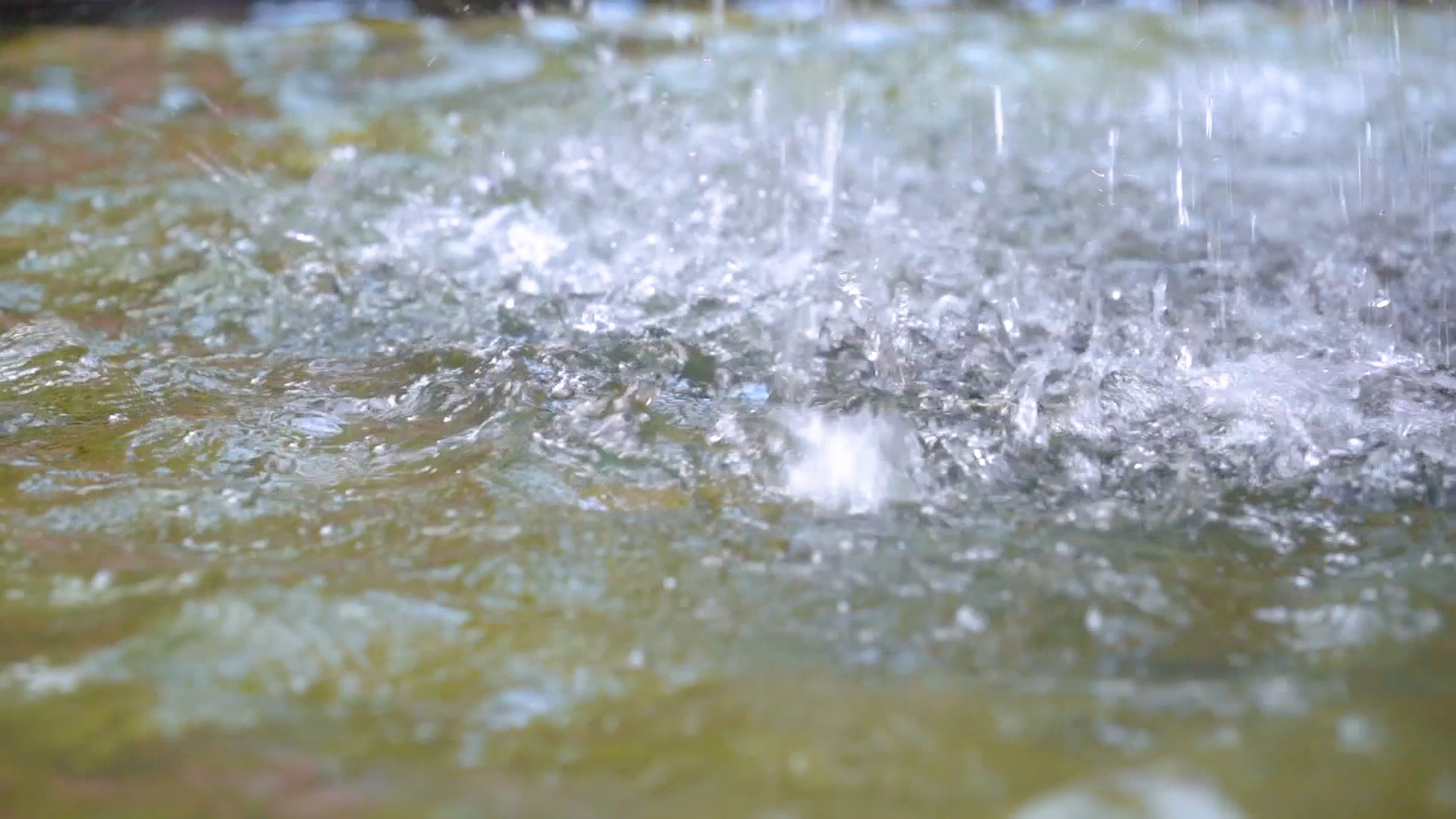 4k实拍高清升格水滴水流意境视频的预览图