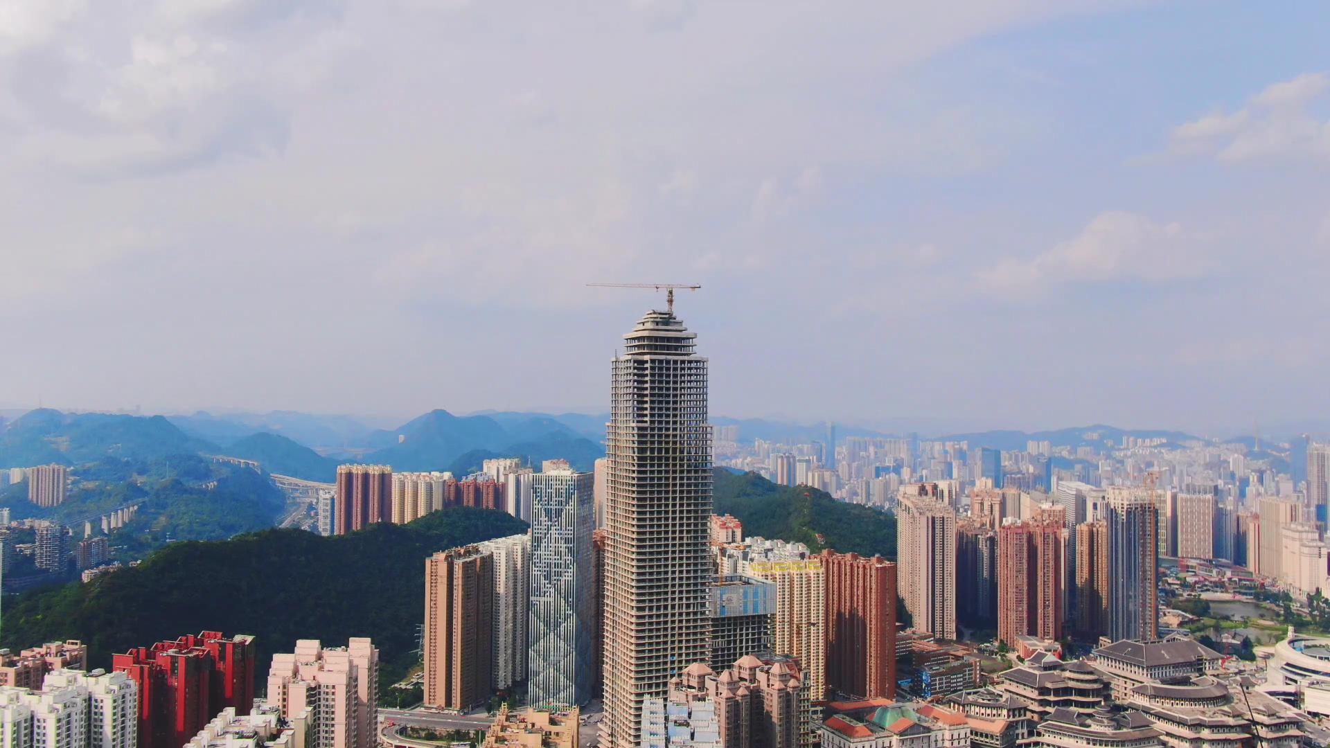 4K航拍贵州贵阳在建地标高楼贵阳中心视频的预览图