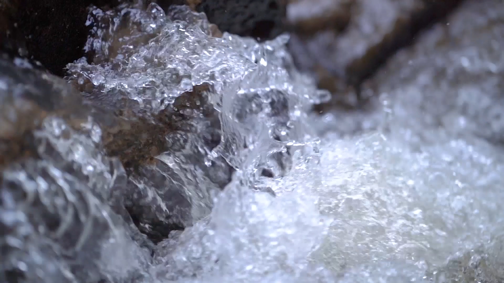 4k实拍山间水流溪水小溪风光视频的预览图