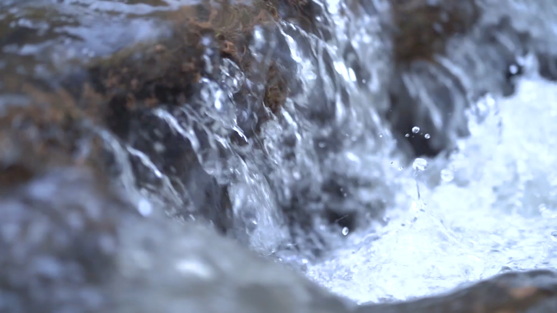 4k实拍山间溪流小溪水流升格视频的预览图