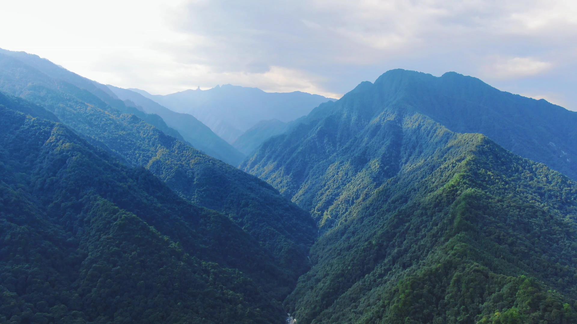 4K航拍贵州梵净山景区大山全景视频的预览图